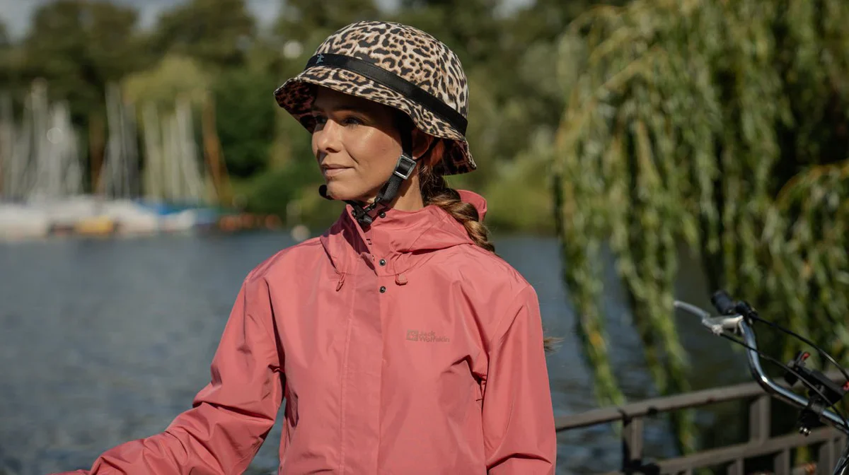 Yakkay Smart Two Helmet Black + Yakkay Tokyo Feline Flair - Image 3