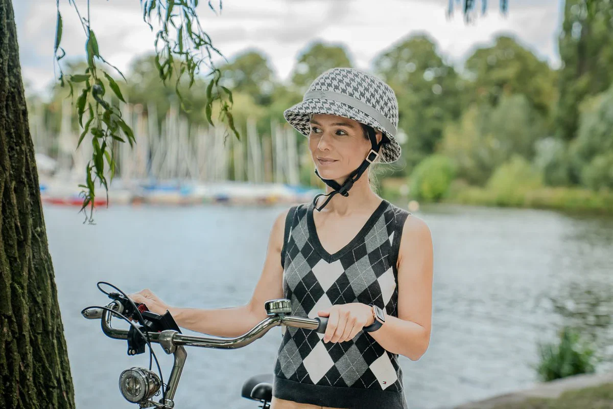 Yakkay Smart Two Helmet Black + Yakkay Tokyo Shine Hound - Image 3